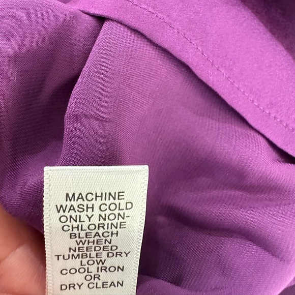 Banana Republic NWOT Flowy Pleated Purple V Neck Silky Satiny Top Blouse Medium - Picture 10 of 16